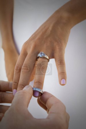 Téléchargez les photos : Groom mettre bande de mariage sur le doigt de la mariée - en image libre de droit