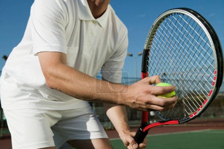 Téléchargez les photos : Photo recadrée de l'homme jouant au tennis - en image libre de droit