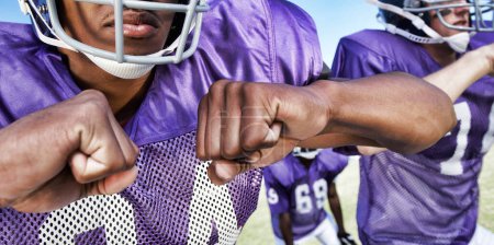Téléchargez les photos : Joueurs multiethniques jouant au football américain sur le terrain - en image libre de droit
