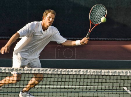 Téléchargez les photos : Joueur de tennis se balançant au ballon - en image libre de droit