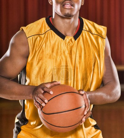 Foto de Retrato del jugador de baloncesto que dispara la pelota por 3 puntos - Imagen libre de derechos