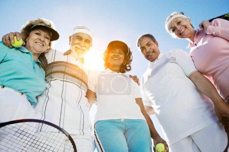 Foto de "Parejas felices en la cancha de tenis" - Imagen libre de derechos