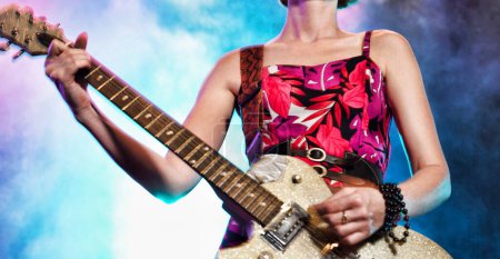Foto de Mujer joven tocando la guitarra eléctrica - Imagen libre de derechos