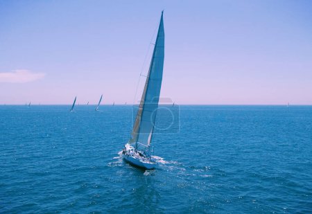 Téléchargez les photos : Portrait de voilier naviguant sur l'océan - en image libre de droit