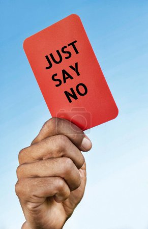Téléchargez les photos : Homme tenant un Juste dire non carton rouge - en image libre de droit