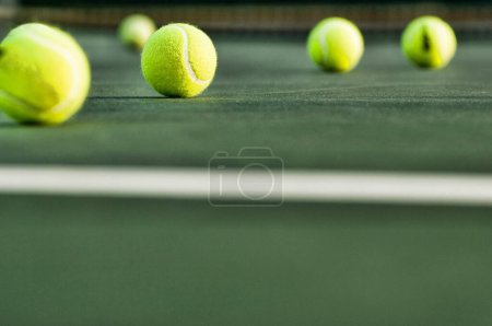 Foto de Fila de pelotas de tenis en la superficie de la cancha - Imagen libre de derechos