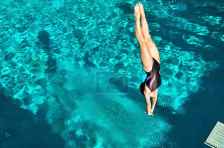 Téléchargez les photos : Portrait de jeune femme plongeant en piscine - en image libre de droit