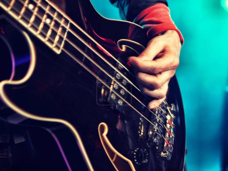 Téléchargez les photos : Gros plan d'une main jouant de la guitare basse - en image libre de droit