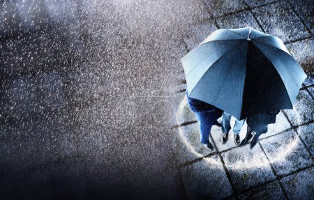 Téléchargez les photos : Vue surélevée des gens d'affaires qui se réfugient sous un parapluie - en image libre de droit