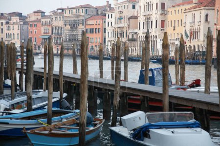 Foto de Italia Venecia embarcadero con barcos - Imagen libre de derechos