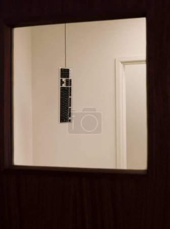 Téléchargez les photos : Clavier suspendu au plafond - en image libre de droit