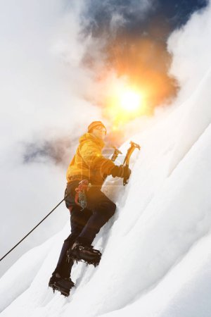 Téléchargez les photos : Snowboarder sur une pente enneigée - en image libre de droit