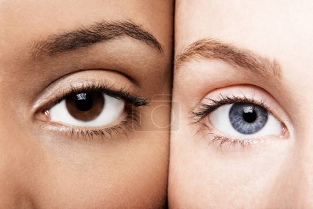 Téléchargez les photos : Femme noire et blanche rassemblant les visages montrant la diversité - en image libre de droit