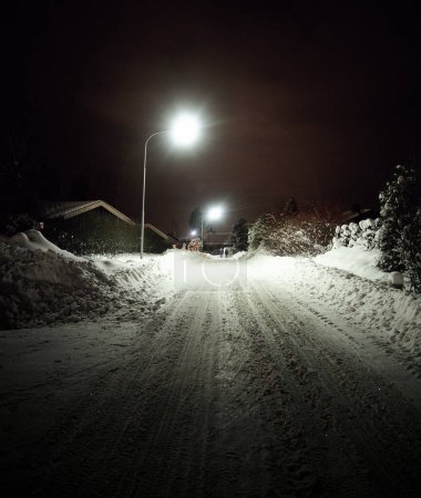 Foto de Calle cubierta de nieve por la noche - Imagen libre de derechos