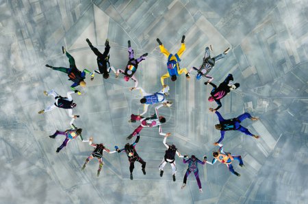 Téléchargez les photos : Parachutistes en Formation dans le ciel, sport extrême - en image libre de droit