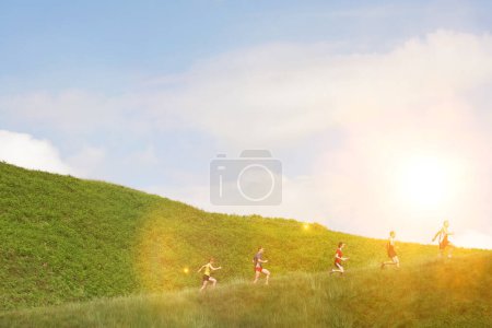 Téléchargez les photos : Groupe jogging jusqu'à flanc de colline - en image libre de droit