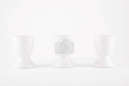 Téléchargez les photos : Trois tasses à oeufs sur fond blanc - en image libre de droit