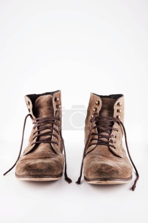 Foto de Botas vintage de color marrón con cordones desatados en estudio - Imagen libre de derechos