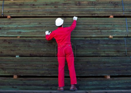Foto de Trabajador del hombre está trabajando con madera en la fábrica - Imagen libre de derechos