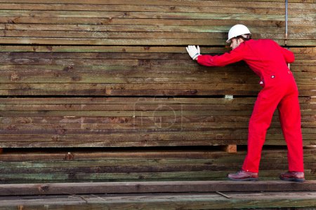 Foto de Trabajador del hombre está trabajando con madera en la fábrica - Imagen libre de derechos
