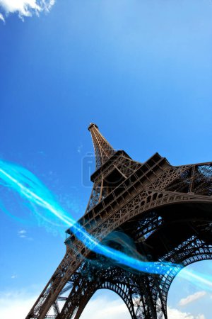 Téléchargez les photos : Vue à angle bas de la Tour Eiffel - en image libre de droit