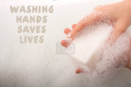 Foto de Lavado de manos de niño en espuma Stop COVID-19. - Imagen libre de derechos