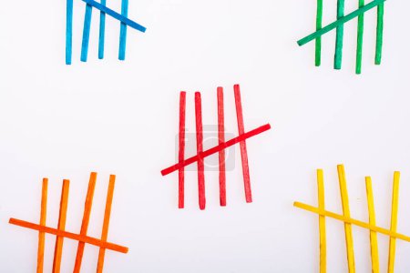 Téléchargez les photos : Tiges de comptage colorées pour les enfants pour apprendre les mathématiques - en image libre de droit