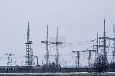 Foto de Torres de alto voltaje en una potente subestación eléctrica. - Imagen libre de derechos