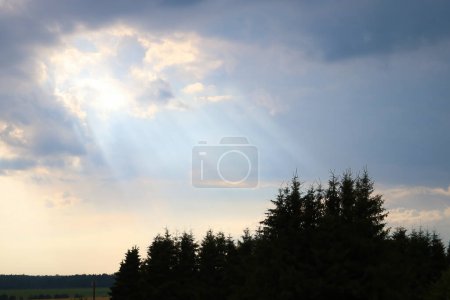 Téléchargez les photos : Des faisceaux de lumière traversent les nuages. - en image libre de droit