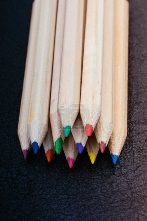 Foto de Lápices de colores para ideas y conceptos creativos. Dibujo y pintura - Imagen libre de derechos