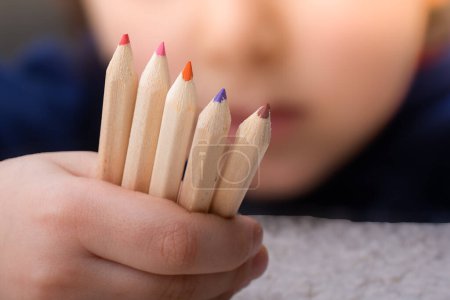 Téléchargez les photos : "Crayons de couleur à main pour idée et concept créatifs
. " - en image libre de droit