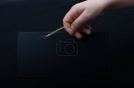 Foto de Tablero de aviso negro en forma rectangular en la mano - Imagen libre de derechos