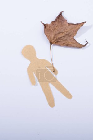 Foto de Forma de hombre cortado de papel en el suelo - Imagen libre de derechos