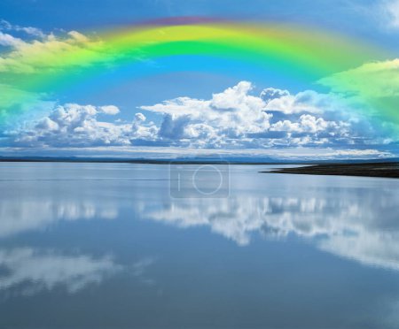 Téléchargez les photos : Arc-en-ciel sur le lac, lieu de voyage sur le fond - en image libre de droit
