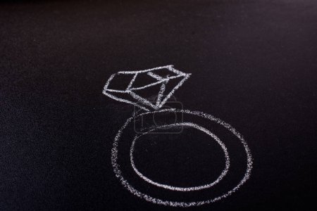 Téléchargez les photos : Bague en diamant dessinée sur un tableau noir - en image libre de droit