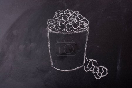 Téléchargez les photos : Poubelle dessinée sur tableau noir - en image libre de droit