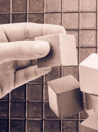 Foto de Construcción de la mano cubos de colores sobre un fondo - Imagen libre de derechos