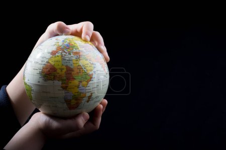 Téléchargez les photos : "Main tenant un globe avec la carte dessus
" - en image libre de droit