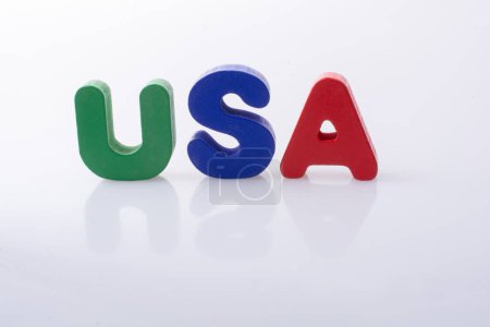 Foto de "la palabra EE.UU. escrito con bloques de letras de colores
" - Imagen libre de derechos