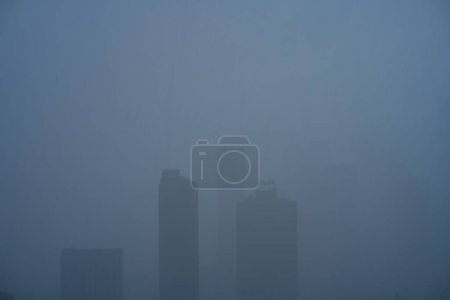 Téléchargez les photos : Brouillard épais paysage de Kuala Lumpur centre-ville. Voyager à travers l'Asie concept - en image libre de droit