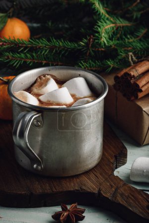 Téléchargez les photos : Tasse de chocolat chaud avec guimauves, vue rapprochée - en image libre de droit