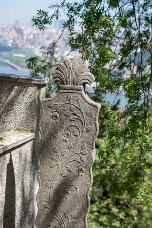 Foto de Antigua piedra sobre las tumbas de Estambul - Imagen libre de derechos