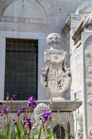 Téléchargez les photos : Vieilles pierres sur les tombes d'Istanbul - en image libre de droit