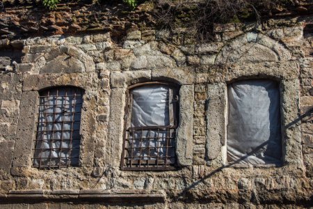Téléchargez les photos : Ancienne fenêtre Architecture des ruines d'Istanbul - en image libre de droit