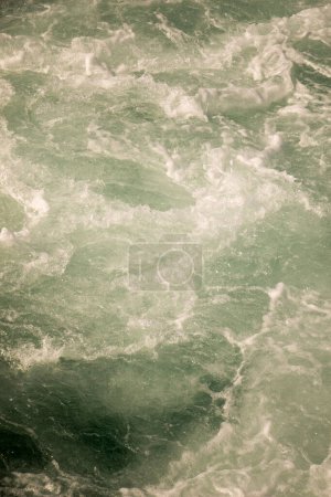 Téléchargez les photos : Fond de surface de l'eau avec mousse et bulles - en image libre de droit