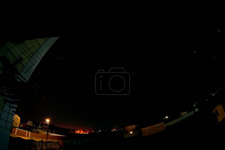 Foto de Mirando la noche estrellada desde el balcón - Imagen libre de derechos
