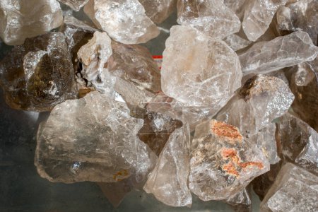 Foto de "piedra de semigema de citrino como cristales de geoda de roca mineral
 " - Imagen libre de derechos
