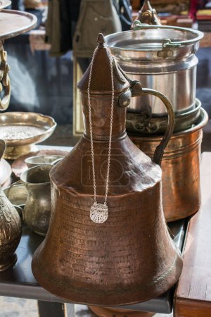 Téléchargez les photos : "Très vieux style pot d'eau d'égout en métal
" - en image libre de droit