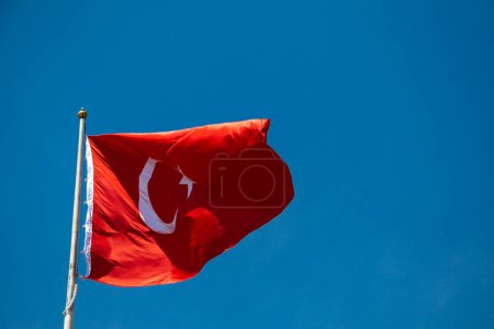Foto de "Bandera nacional turca con estrella blanca y luna en el cielo" - Imagen libre de derechos