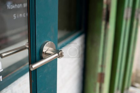Foto de "Con la manija de la puerta de aluminio, la puerta verde se abre en la habitación contigua puede ocurrir
." - Imagen libre de derechos